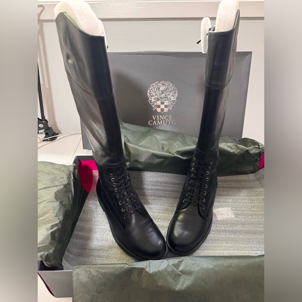 VINCE CAMUTO
STYLE: KARI
Worn once. Excellent condition. 9.5M